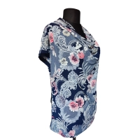 Bluzka z lejącym dekoltem typu woda - wzory florystyczne